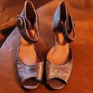 Clarks Leather Peep Toe Active Air Button Ankle Strap Comfort Heels Size 8 Brown